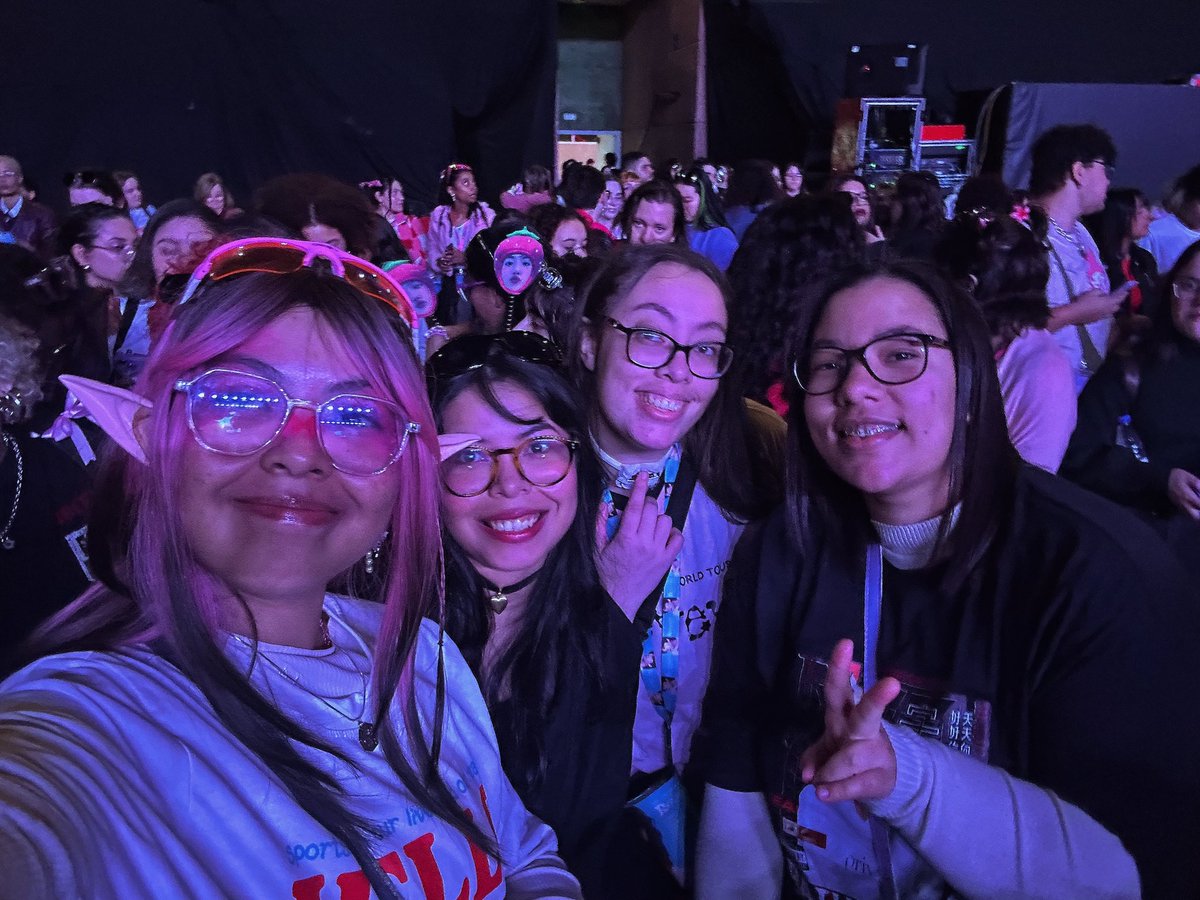 m4nvo's tweet photo. acabei passando mal no show e tive q sair na parte final 🥺😭 mas foi um dos melhores dias da minha vida!!!! Faria tudo de novo, baekhyun é meu utt faz 11 anos, e ter ido a primeira World Tour dele foi um sonho realizado 💖🐶⭐️

#BAEKHYUNnoBrasil  #ReverieTour #ReverieSãoPaulo https://t.co/Yu2yFU2VzN