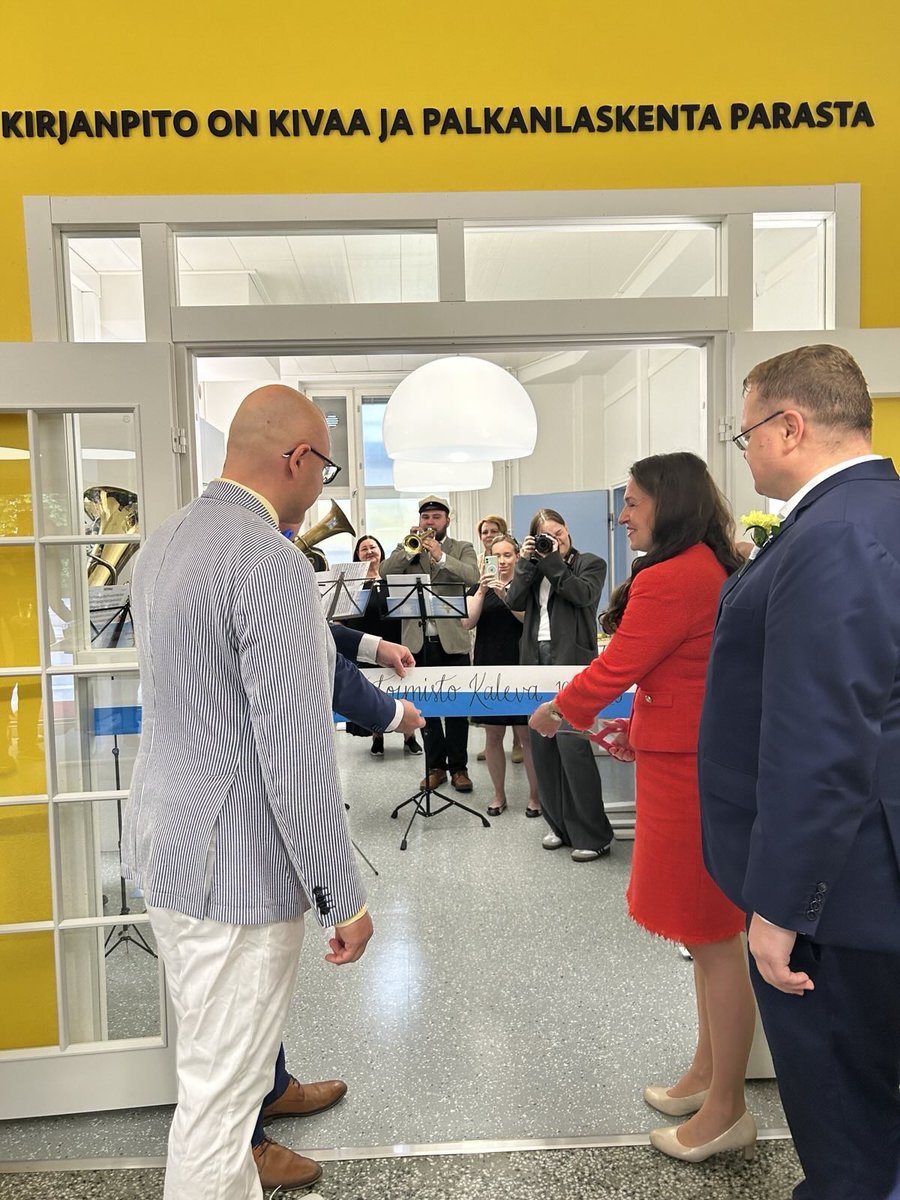 Ponnekas alku viikolle! Torvisoittokunnan kera juhlistimme kasvavan yrityksen laajentumista uusissa tiloissa. Hienoa, että on tilausta ja mahdollisuuksia kasvaa. Hyvinvointimme pohjaa osaamiselle, työlle ja yrittäjyydelle. Onnea myös tuleville vuosille, Kirjanpitotoimisto Kaleva!