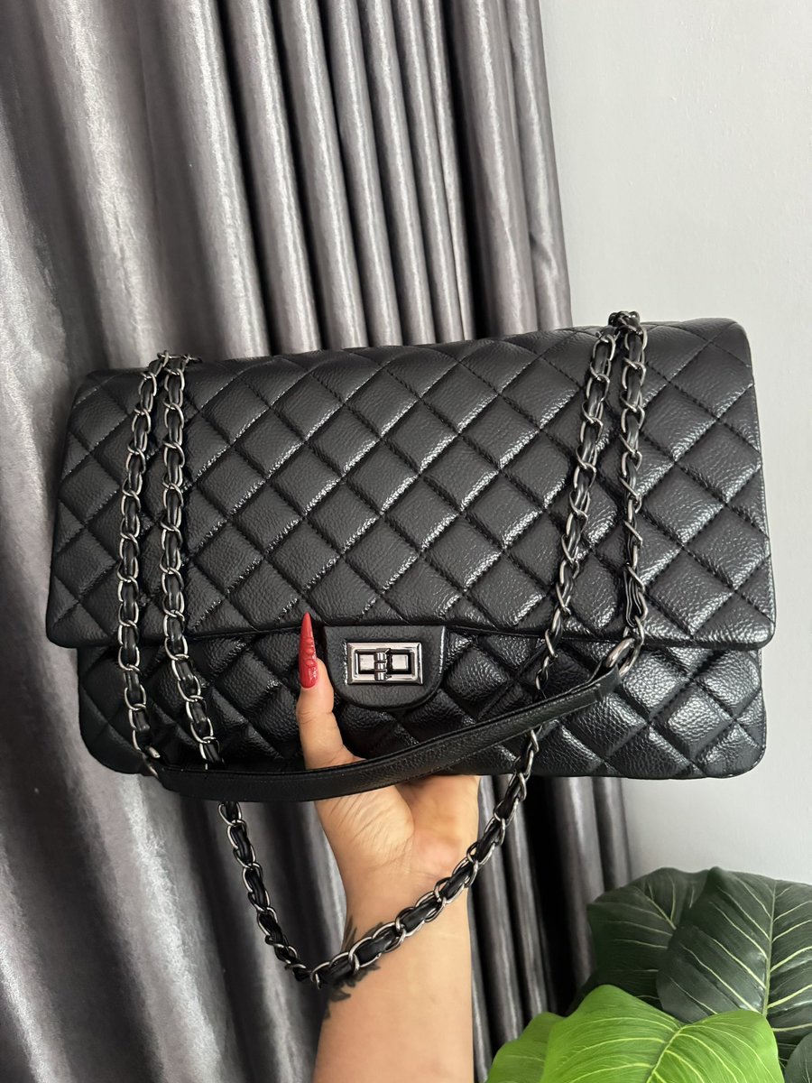 a__vanita's tweet photo. This bag is BIG!

Very big and spacious.
Contained my Ipad and a lot of my other stuff with plenty space still remaining.
I needed something big and stylish and this is IT!

You see how I’m struggling to hold it, it’s MASSIVE!
See the quality 🔥

I’ll be bringing more in and will post price shortly.