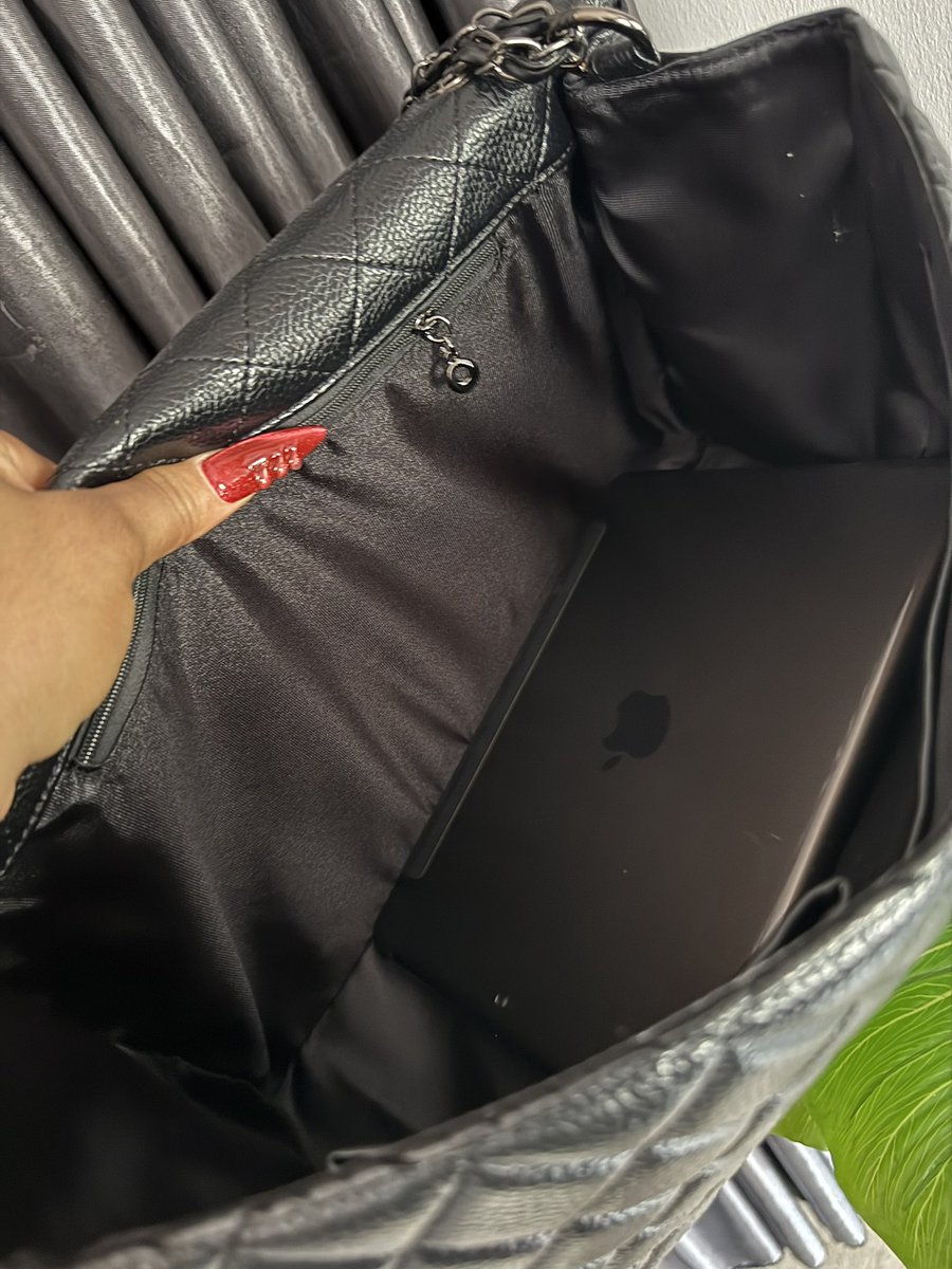 a__vanita's tweet photo. This bag is BIG!

Very big and spacious.
Contained my Ipad and a lot of my other stuff with plenty space still remaining.
I needed something big and stylish and this is IT!

You see how I’m struggling to hold it, it’s MASSIVE!
See the quality 🔥

I’ll be bringing more in and will post price shortly.