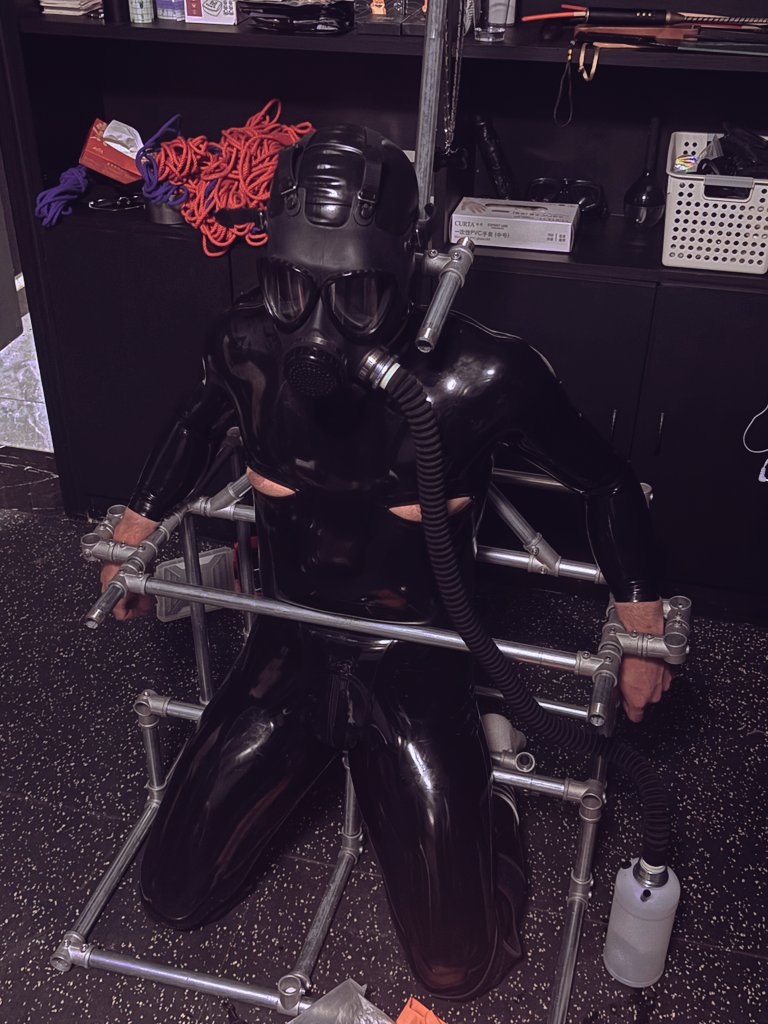 长沙——生日之旅5:架子真的很棒，动不了也睁不开，只能任由蒙眼堵嘴呼吸控制惹……
#sm #puppy
🐶:@rubber_pup_yuze
📷:<a href="/buchi_putaopi/">不吃葡萄皮</a>＆<a href="/DOUNAI0406/">是大郎不是大朗</a>
场地及道具:<a href="/LUANXINTONG/">哎呀，栾心痛</a>