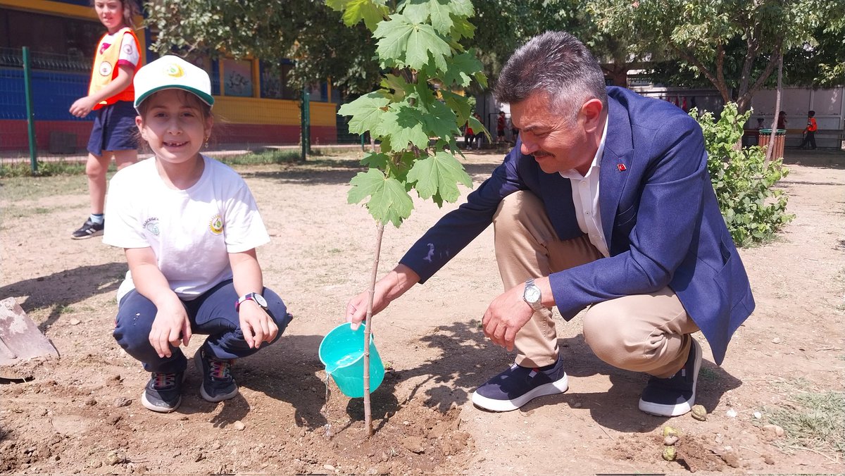 Osmangazi_MEM's tweet photo. İlçe Milli Eğitim Müdürümüz Metin Sezer
Şube Müdürlerimiz Hasan Ali Tüzen ve Kahraman Şık

Türkiye Çevre Haftası Orman Benim etkinliği çerçevesince Sait Ete İlkokulu öğrencileri ile bir araya geldiler🌳🌲

@tcmeb @Ali_Partal @MetinSEZER_16 @kahraman47_s @hasanalituzen @Saiteteilk https://t.co/wpUksmKVlQ