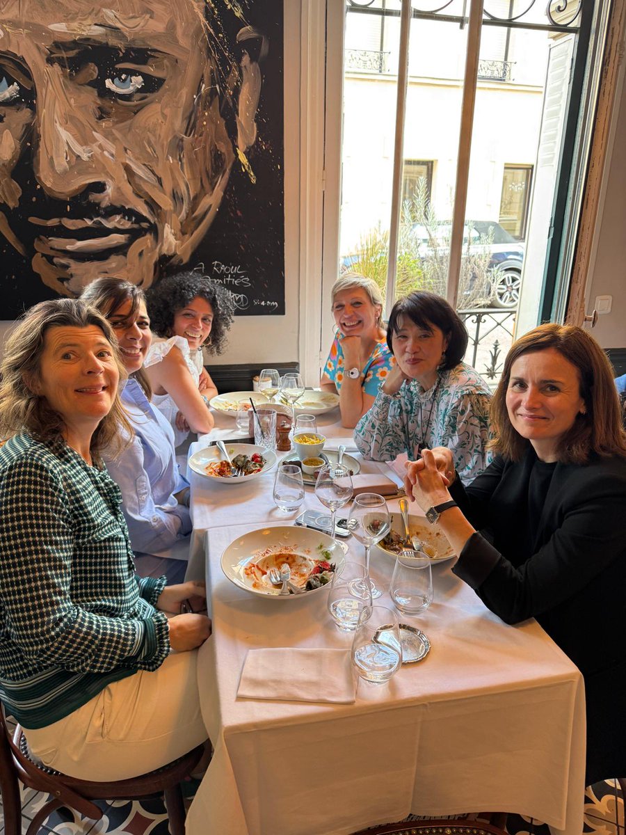 Trend Micro France (@trendmicrofr) on Twitter photo 🍽️ Premier stop en France pour notre CEO Eva Chen, qui a déjeuné avec plusieurs collaboratrices de <a href="/TrendMicroFR/">Trend Micro France</a>.
Au menu : business, confidences… et éclats de rire 😊! 🍽️ Premier stop en France pour notre CEO Eva Chen, qui a déjeuné avec plusieurs collaboratrices de <a href="/TrendMicroFR/">Trend Micro France</a>.
Au menu : business, confidences… et éclats de rire 😊!