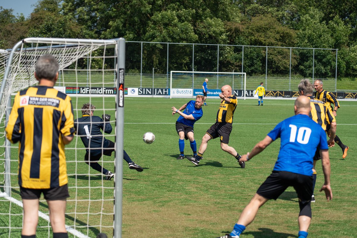 LwdZwaluwen's tweet image. ⚽🤍 𝗘𝗲𝗹𝗰𝗼 𝗕𝗿𝘂𝗶𝗻𝘀𝗺𝗮 𝗠𝗲𝗺𝗼𝗿𝗶𝗮𝗹 𝗧𝗼𝗲𝗿𝗻𝗼𝗼𝗶 | Op de slotdag van het 100-jarige feest van Leeuwarder Zwaluwen werd ook het Eelco Bruinsma Memorial Toernooi gespeeld. Het werd een mooi eerbetoon aan Eelco. 🖤💙 Meer foto's: facebook.com/lwdzwaluwen/po…
