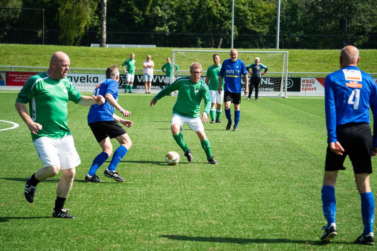 LwdZwaluwen's tweet image. ⚽🤍 𝗘𝗲𝗹𝗰𝗼 𝗕𝗿𝘂𝗶𝗻𝘀𝗺𝗮 𝗠𝗲𝗺𝗼𝗿𝗶𝗮𝗹 𝗧𝗼𝗲𝗿𝗻𝗼𝗼𝗶 | Op de slotdag van het 100-jarige feest van Leeuwarder Zwaluwen werd ook het Eelco Bruinsma Memorial Toernooi gespeeld. Het werd een mooi eerbetoon aan Eelco. 🖤💙 Meer foto's: facebook.com/lwdzwaluwen/po…