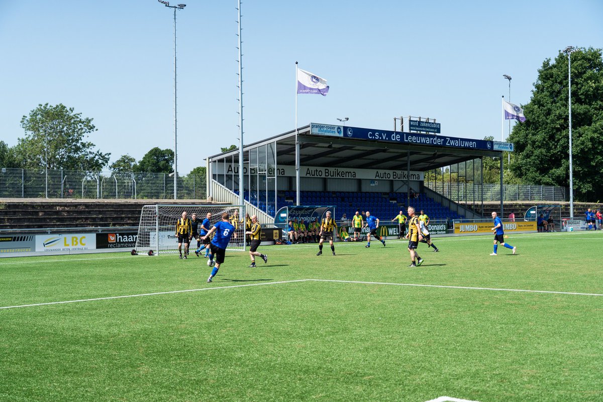 LwdZwaluwen's tweet image. ⚽🤍 𝗘𝗲𝗹𝗰𝗼 𝗕𝗿𝘂𝗶𝗻𝘀𝗺𝗮 𝗠𝗲𝗺𝗼𝗿𝗶𝗮𝗹 𝗧𝗼𝗲𝗿𝗻𝗼𝗼𝗶 | Op de slotdag van het 100-jarige feest van Leeuwarder Zwaluwen werd ook het Eelco Bruinsma Memorial Toernooi gespeeld. Het werd een mooi eerbetoon aan Eelco. 🖤💙 Meer foto's: facebook.com/lwdzwaluwen/po…