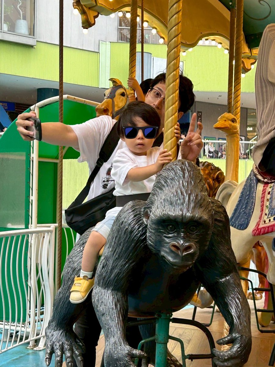 ohagi0722's tweet photo. メリーゴーランドでたくさん動物がいる中、ゴリラ選ぶとかマジ誰に似たんだよ… https://t.co/9yohzC9uBD