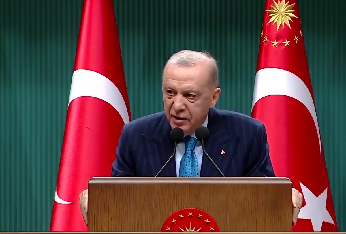 Lider dediğin...
"Hiçbir ülke sırından ibaret değildir."