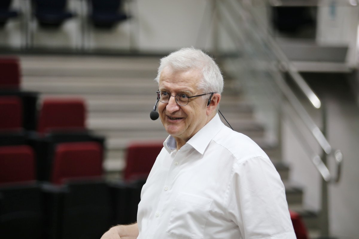 Na sexta-feira (13), discutimos o problema da hierarquia em escalas de energia com o Prof. Manfred Lindner, do Instituto Max Planck de Física Nuclear. 👏

📲Perdeu? O seminário “Hierarchies and conformal UV completions” já está disponível em nosso canal: youtube.com/watch?v=vvfDU7….