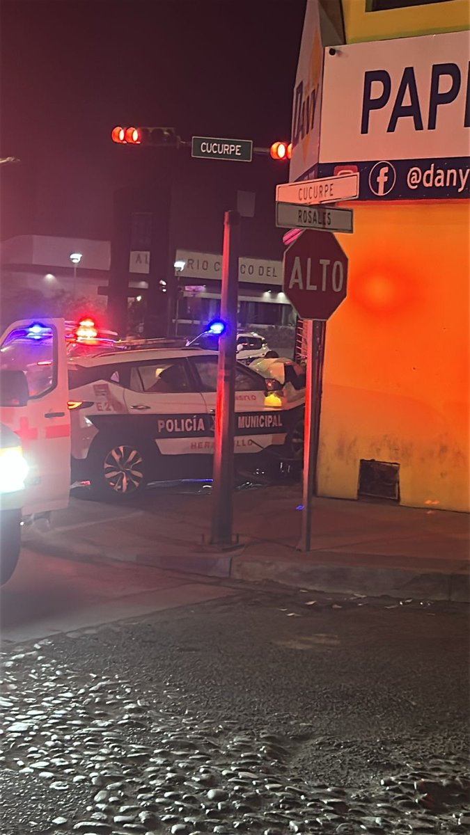 arturodz's tweet photo. @ProyectoPuente Patrulla con oficial en estado de ebriedad, vestido de civil, se estrello en papelería Dany Pino Suarez a las 2AM de hoy. En friega se los llevaron sus compañeros policias tratando de evitar que la gente grabara. https://t.co/Faj9uu6czu