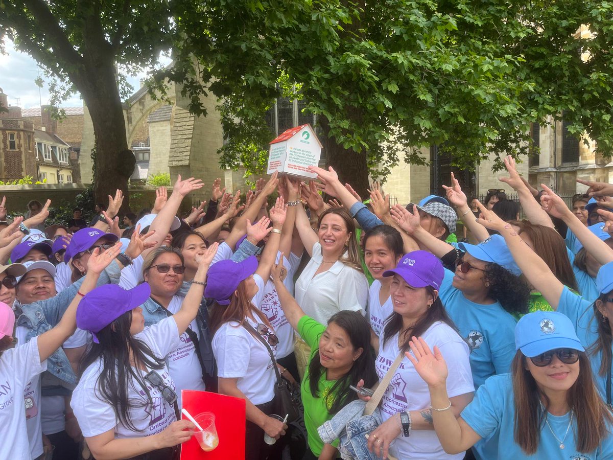 Today on #InternationalDomesticWorkersDay, we stand in solidarity with <a href="/thevoiceofdws/">The Voice of Domestic Workers</a> and over 200 attendees who came together to celebrate, connect and call for justice.

📸 A powerful day of unity
📰 Read more via <a href="/BigIssue/">Big Issue</a>: bigissue.com/opinion/domest…
#MigrantRights <a href="/Kalayaan/">Kalayaan🧡</a>
