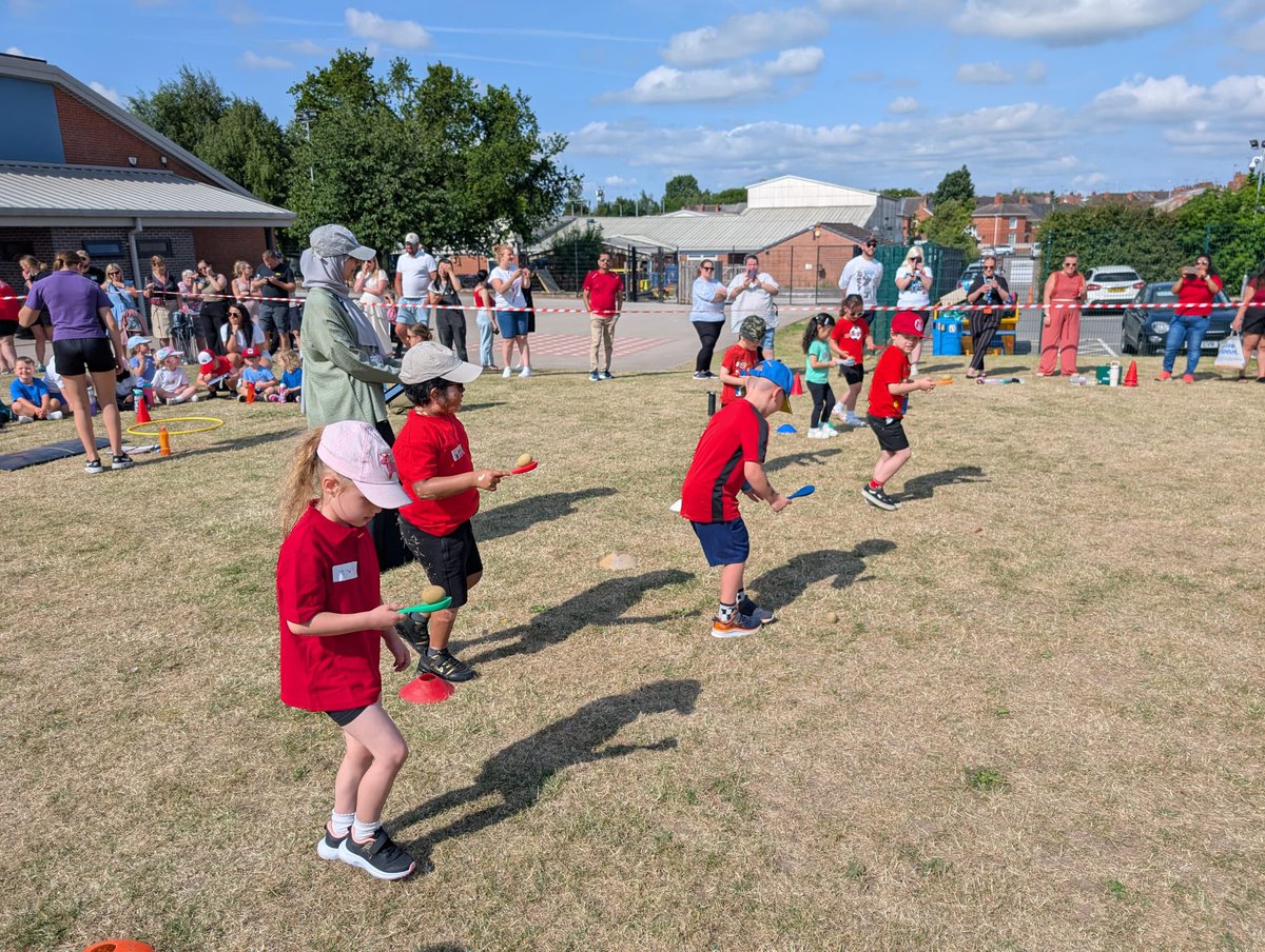 Norbridge_PE's tweet image. Well done to all our super F1 and F2 children on a fantastic first sports day of the week today! You are all winners! 🙌🏻🏆🥇🥈🥉🏆🙌🏻 @CarleClass @F2JudithKerr @JillMurphyClass