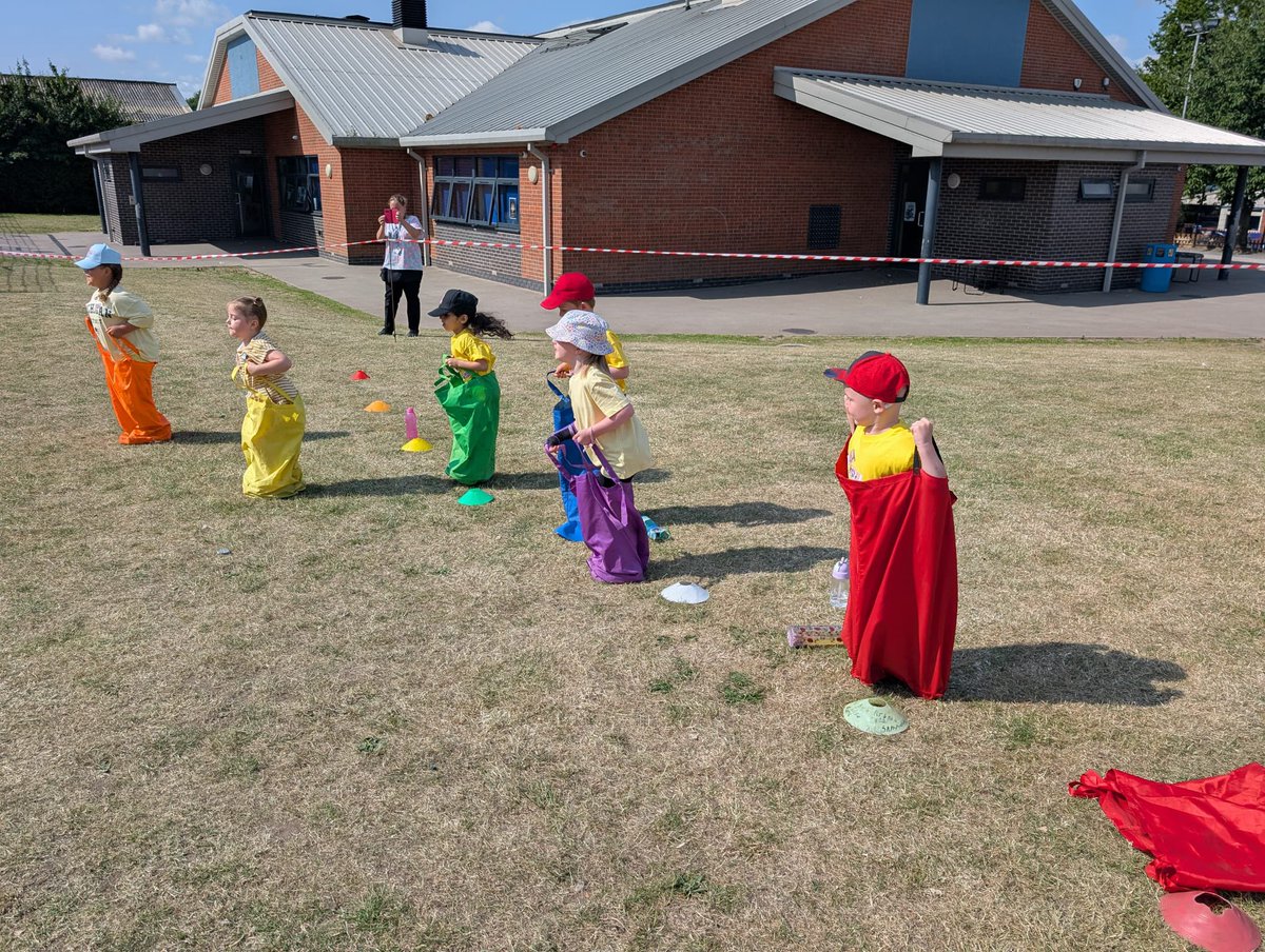 Norbridge_PE's tweet image. Well done to all our super F1 and F2 children on a fantastic first sports day of the week today! You are all winners! 🙌🏻🏆🥇🥈🥉🏆🙌🏻 @CarleClass @F2JudithKerr @JillMurphyClass