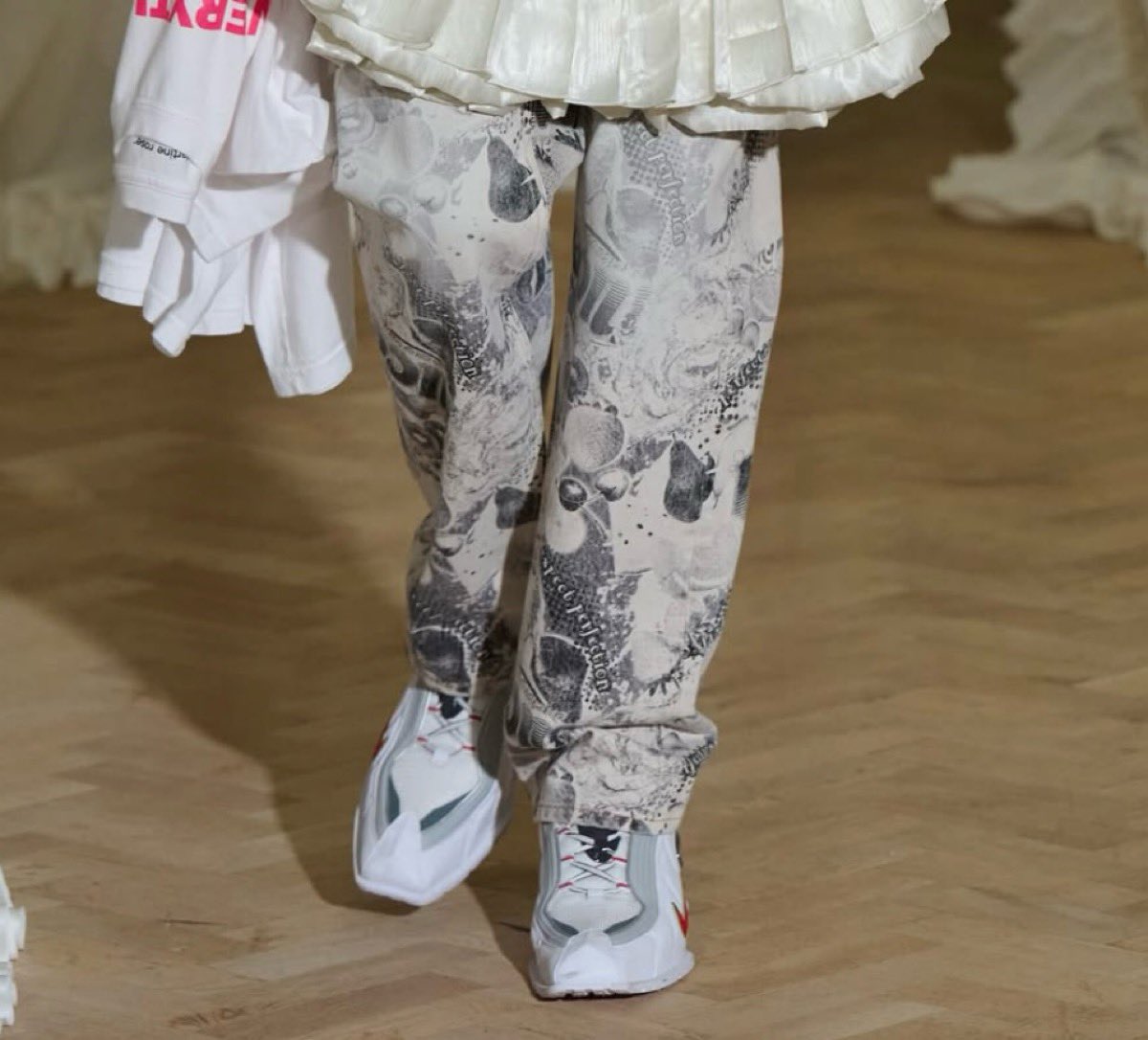 Martine Rose x Nike 『Shox MR4』の新作が発売予定 ［IM5420-600 / IM5420-100］【マーティンローズ ナイキ ショックス  MR4 ファイヤーレッド ホワイト ヴァーシティレッド 新色】
uptodate.tokyo/martine-rose-x…