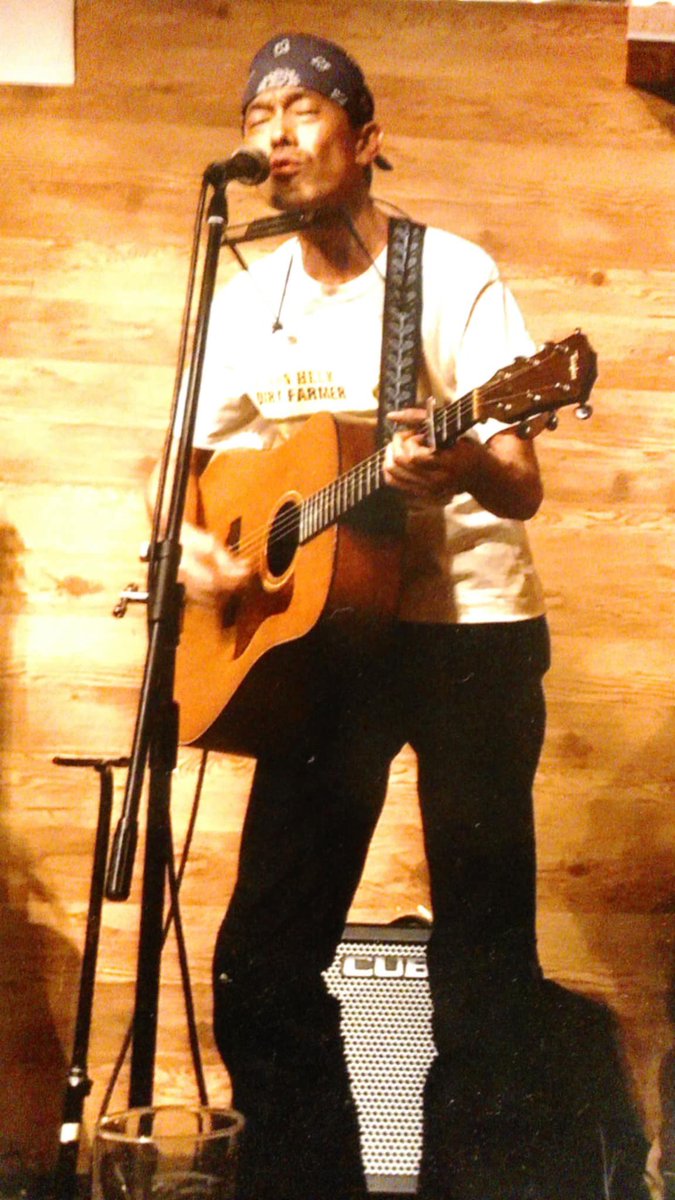 LINO_voice's tweet photo. 10.迎 忠彦
ライブ歴45年の大ベテラン。
カッコいい歌声と、ギター、ハーモニカ、バイオリンなど多彩な楽器を演奏し世界を作られます。
今回はとても支えていただきました！
ありがとうございます^ ^ https://t.co/SRHQwkp2Ki