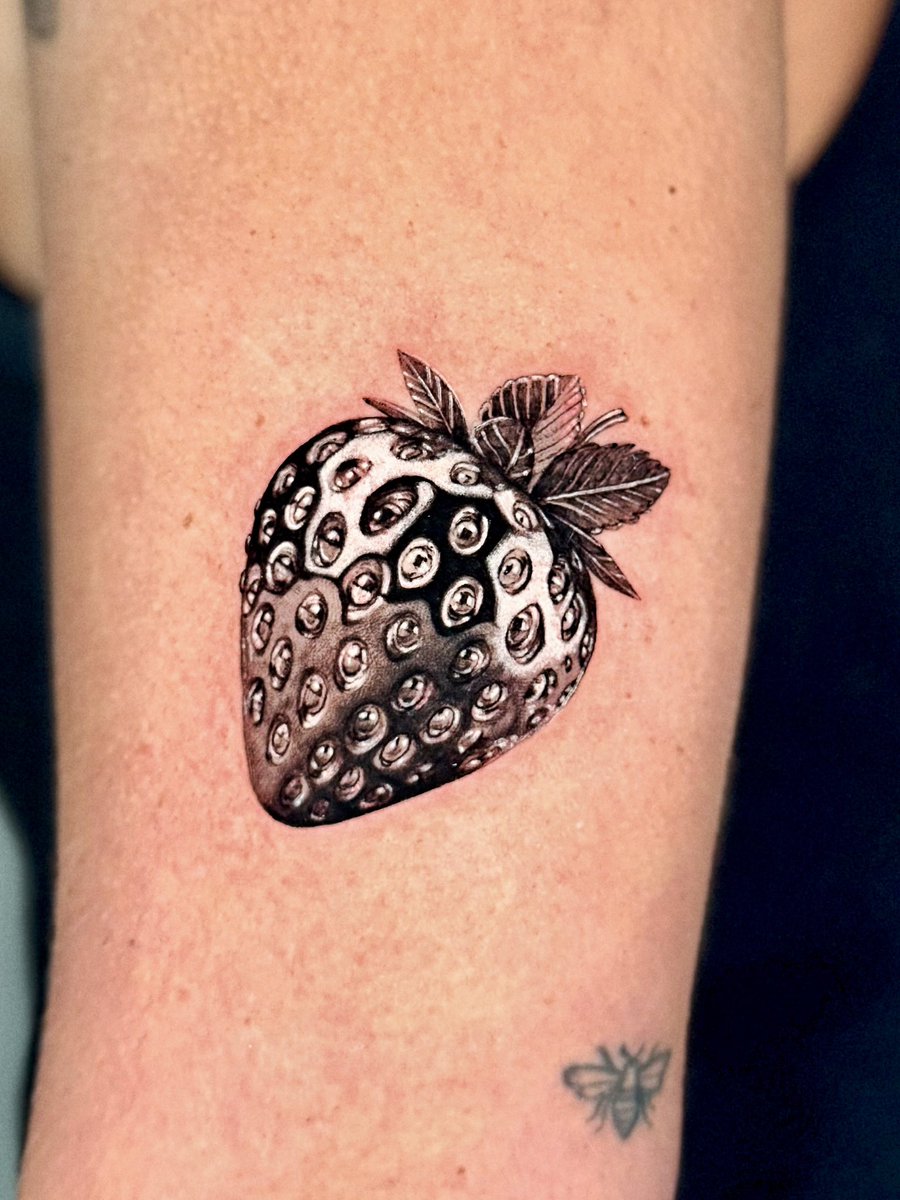 KaylynRhoad's tweet photo. tattooed a chrome strawberry 🍓 https://t.co/TnSJoxlXF1