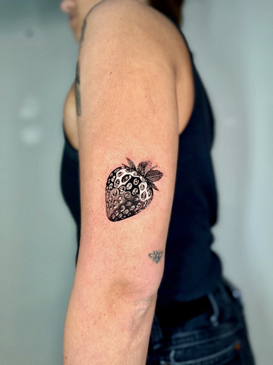 KaylynRhoad's tweet photo. tattooed a chrome strawberry 🍓 https://t.co/TnSJoxlXF1