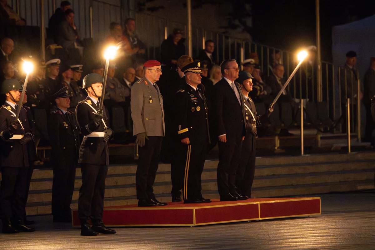 🇺🇸 General Christopher G. Cavoli was honoured by a grand tattoo in Berlin last night. General Breuer, 🇩🇪 Defence Chief, paid tribute to the former SACEUR for his unparalleled vigilance, tireless energy &amp; great sensitivity in fostering security in Europe &amp; transatlantic cohesion.