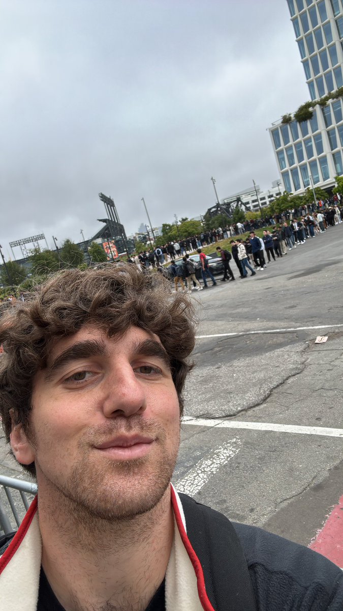 austinnasso's tweet image. me and 2500 tech interns at @ycombinator ai startup school