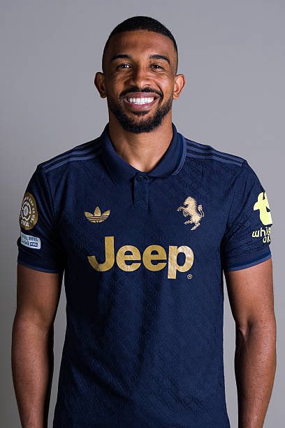 Juventus shirts look sooo clean without that Visit Detroit nonsense underneath Jeep