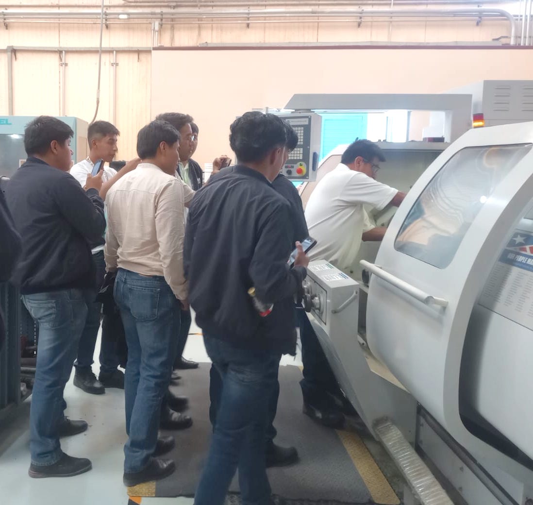 Nuestros estudiantes de Ingeniería Mecánica de la UES Ixtlahuaca 🏫 vivieron una grata visita al Centro Nacional de Metrología en Querétaro, México, en donde recorrieron el laboratorio de producción inteligente 🔬 y mantuvieron un acercamiento a la normatividad industrial.