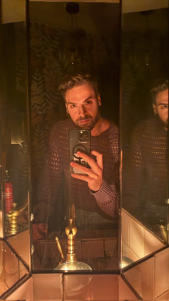 Selfie Time 🤳🏻 De la estrella internacional <a href="/jorgelosaactor/">Jorge Losa</a> ⭐ En donde nos deja ver su belleza y su look que llevó para un evento al cual estuvo invitado.