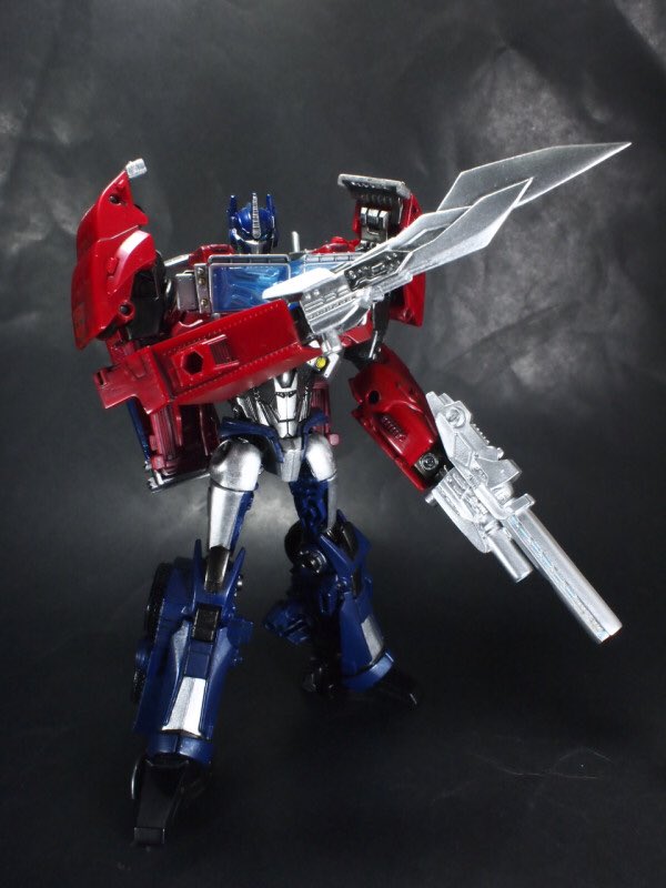 #みんなで擦ろう過去作幕府
トランスフォーマープライムのオプティマスプライム…
製品ままだと劇中の色味が足りないと… 塗装した…
武器パーツはサードパーティ製…

今は… マウンテンサイクルの奥深くで… 眠っている…