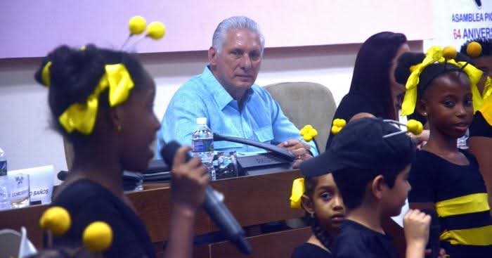 UJCdeCuba's tweet photo. A estudiar contentos, con disciplina, responsabilidad y a disfrutar el aprendizaje convocó @DiazCanelB, 1er Sec del @PartidoPCC y Presidente de la República, en la clausura de la #Asamblea64Aniversario de la @OPJMCuba.
#UJCdeCuba #SiempreJoven
@MeyvisEstevezE https://t.co/uLeFeShdO6