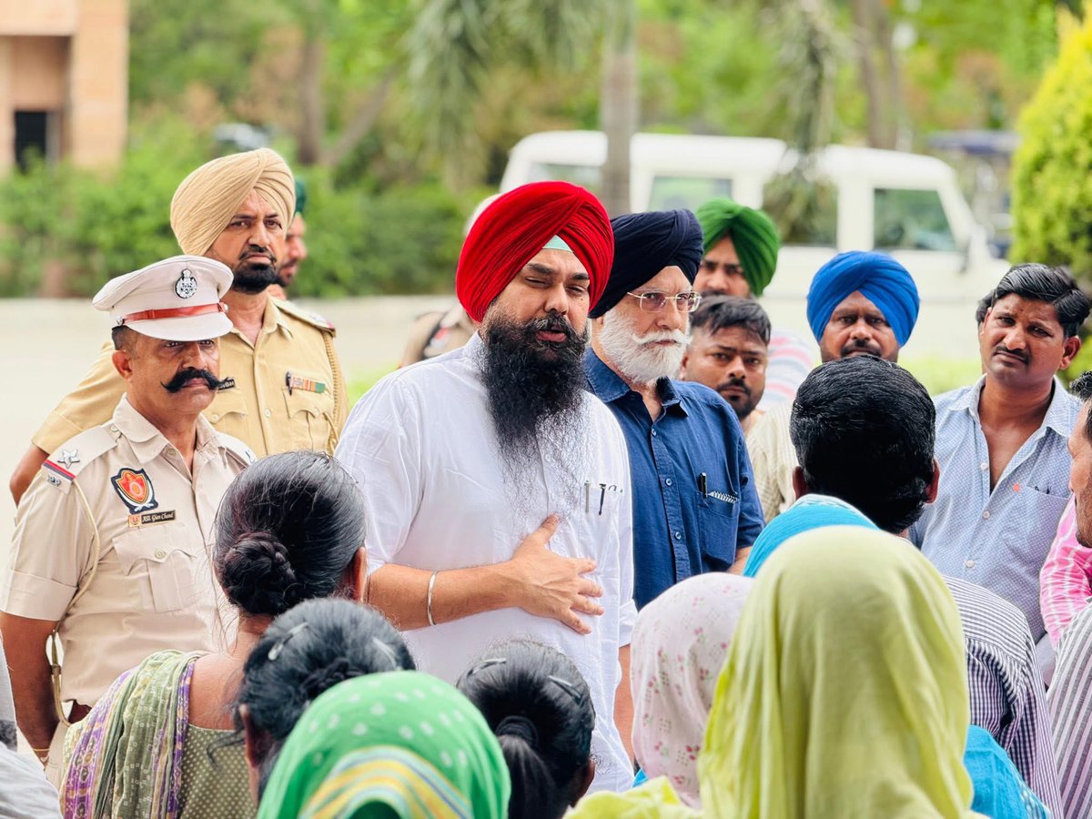 kang_malvinder's tweet image. ਅੱਜ ਲੁਧਿਆਣਾ ਜ਼ਿਮਨੀ ਚੋਣ ਦੌਰਾਨ ਪੰਜਾਬ ਖੇਤੀਬਾੜੀ ਯੂਨੀਵਰਸਿਟੀ ਦੇ ਸਫਾਈ ਕਰਮਚਾਰੀਆਂ ਨਾਲ ਮੁਲਾਕਾਤ ਕੀਤੀ। ਉਹਨਾਂ ਦੀਆਂ ਸਮੱਸਿਆਵਾਂ ਸੁਣੀਆਂ ਅਤੇ ਜਲਦ ਤੋਂ ਜਲਦ ਹੱਲ ਕਰਾਉਣ ਦਾ ਭਰੋਸਾ ਦਿੱਤਾ।
@AAPPunjab @MP_SanjeevArora