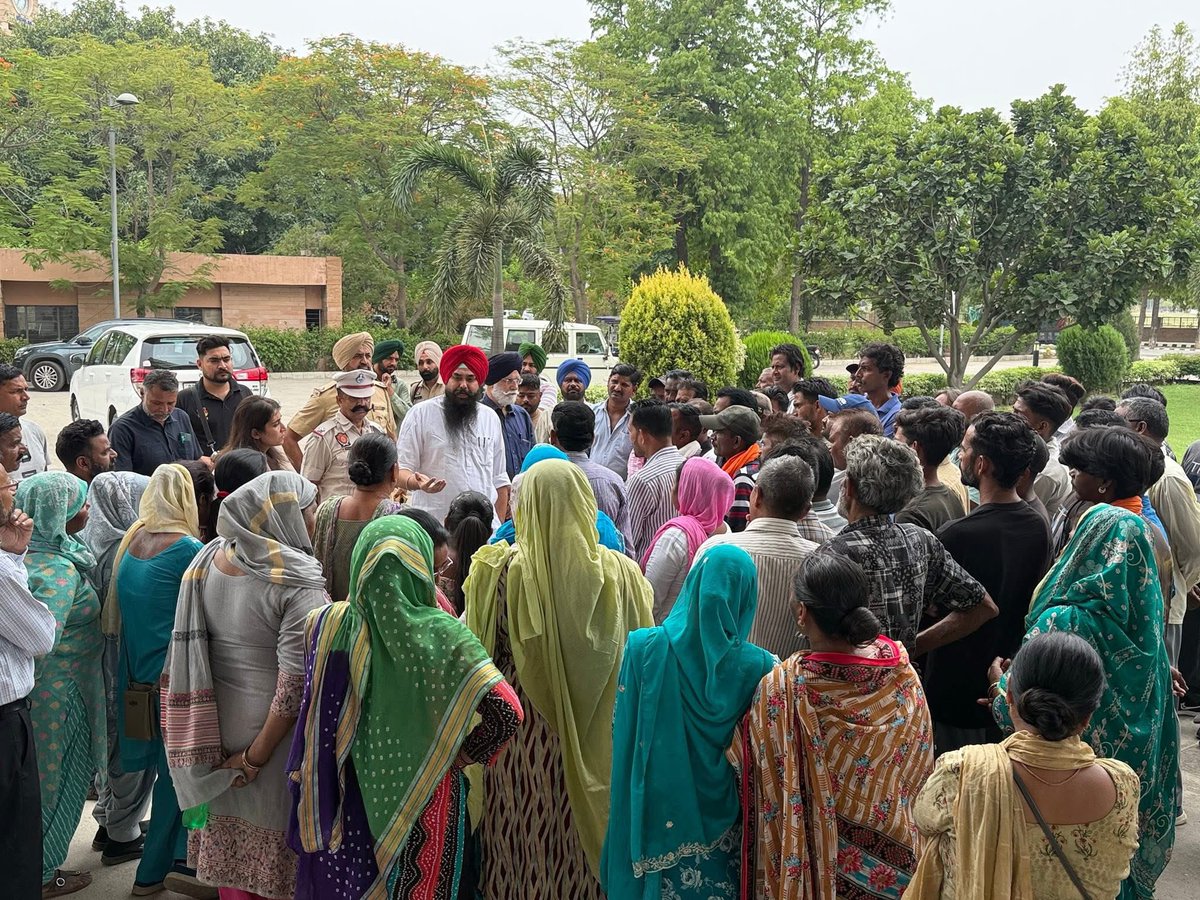 kang_malvinder's tweet image. ਅੱਜ ਲੁਧਿਆਣਾ ਜ਼ਿਮਨੀ ਚੋਣ ਦੌਰਾਨ ਪੰਜਾਬ ਖੇਤੀਬਾੜੀ ਯੂਨੀਵਰਸਿਟੀ ਦੇ ਸਫਾਈ ਕਰਮਚਾਰੀਆਂ ਨਾਲ ਮੁਲਾਕਾਤ ਕੀਤੀ। ਉਹਨਾਂ ਦੀਆਂ ਸਮੱਸਿਆਵਾਂ ਸੁਣੀਆਂ ਅਤੇ ਜਲਦ ਤੋਂ ਜਲਦ ਹੱਲ ਕਰਾਉਣ ਦਾ ਭਰੋਸਾ ਦਿੱਤਾ।
@AAPPunjab @MP_SanjeevArora