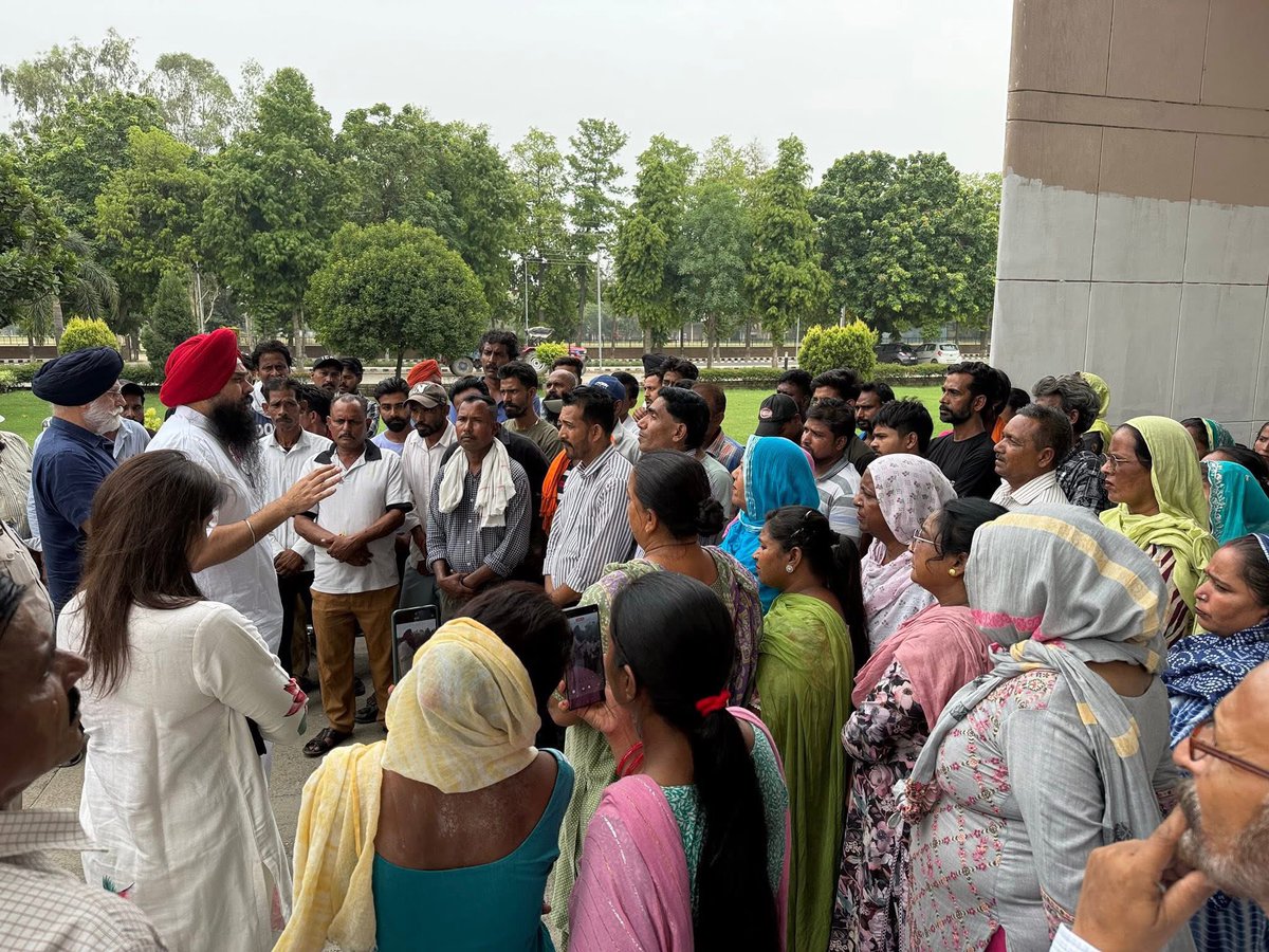 kang_malvinder's tweet image. ਅੱਜ ਲੁਧਿਆਣਾ ਜ਼ਿਮਨੀ ਚੋਣ ਦੌਰਾਨ ਪੰਜਾਬ ਖੇਤੀਬਾੜੀ ਯੂਨੀਵਰਸਿਟੀ ਦੇ ਸਫਾਈ ਕਰਮਚਾਰੀਆਂ ਨਾਲ ਮੁਲਾਕਾਤ ਕੀਤੀ। ਉਹਨਾਂ ਦੀਆਂ ਸਮੱਸਿਆਵਾਂ ਸੁਣੀਆਂ ਅਤੇ ਜਲਦ ਤੋਂ ਜਲਦ ਹੱਲ ਕਰਾਉਣ ਦਾ ਭਰੋਸਾ ਦਿੱਤਾ।
@AAPPunjab @MP_SanjeevArora