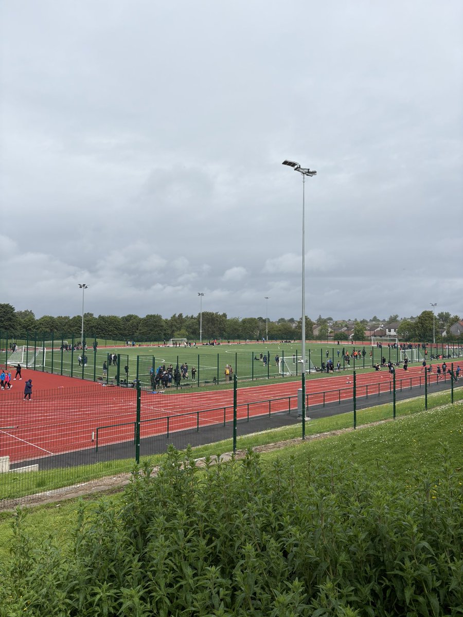 MCHSPhysEd's tweet photo. Great turnout for our P7 transition day🏅

Thank you to some of our Sports Development classes for helping run each station, we couldn’t have done it without you👏🏼

Thanks to Brandon for organising @ActiveSchoolsER 

#MearnsCastlePE https://t.co/5b393pACFn