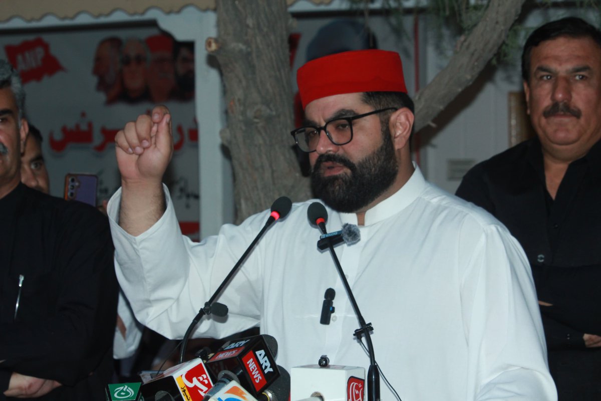 کوئٹہ: عوامی نیشنل پارٹی کے مرکزی صدر سینیٹر ایمل ولی خان نواب ارباب عبدالقادر کاسی کی 26ویں اور نواب ارباب عبدالظاہر کاسی کی پہلی برسی کی تقریب سے خطاب کر رہے ہیں۔