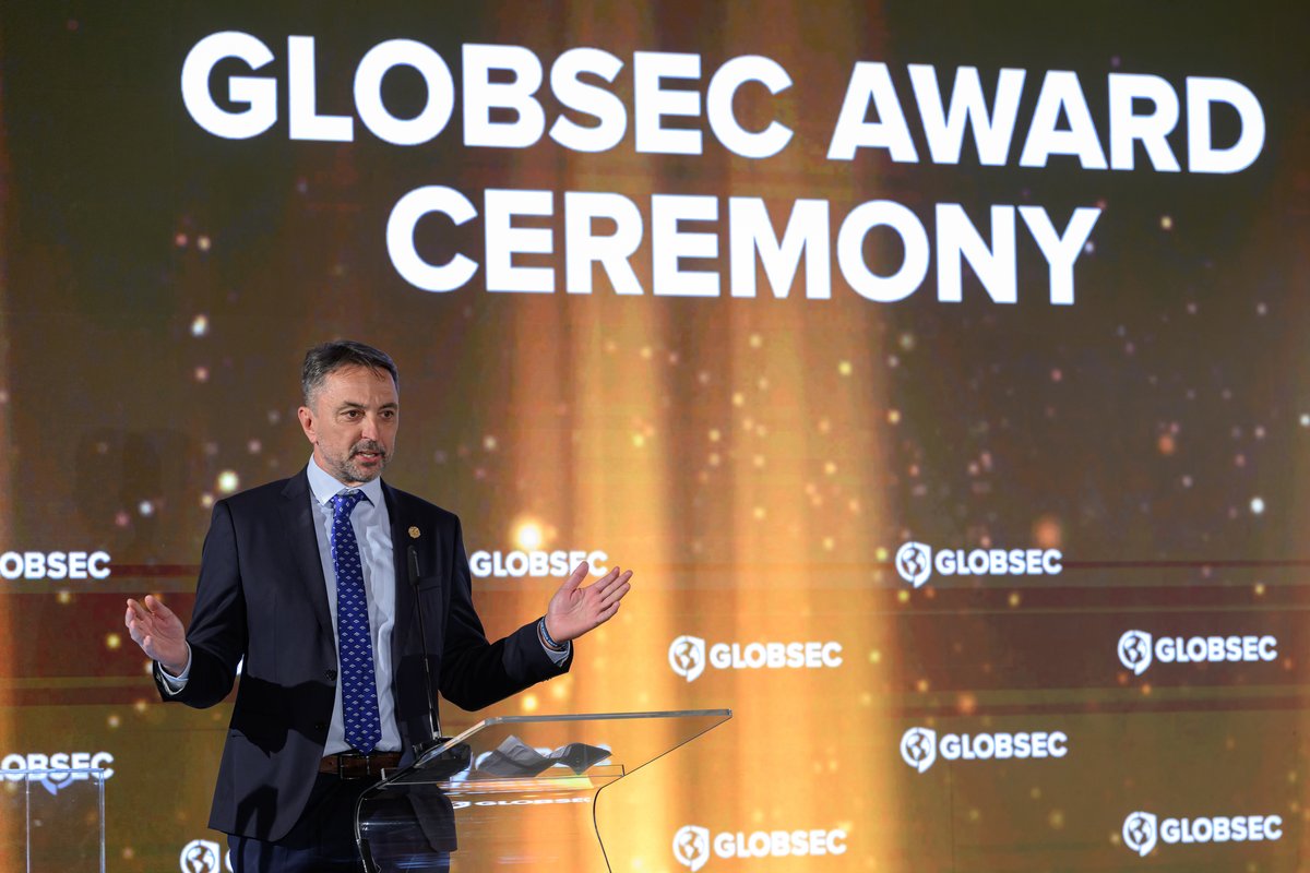 jagello2000's tweet image. Bylo nám ctí! Tomáš Pojar si během tradiční Globsec Award Ceremony na Globsec Forum 2025 v Praze převzal Czech and Slovak Transatlantic Award z rukou předsedy Jagello 2000, Zbyňka Pavlačíka.
Tomáš Pojar, poradce pro národní bezpečnost České republiky, byl oceněn za své…