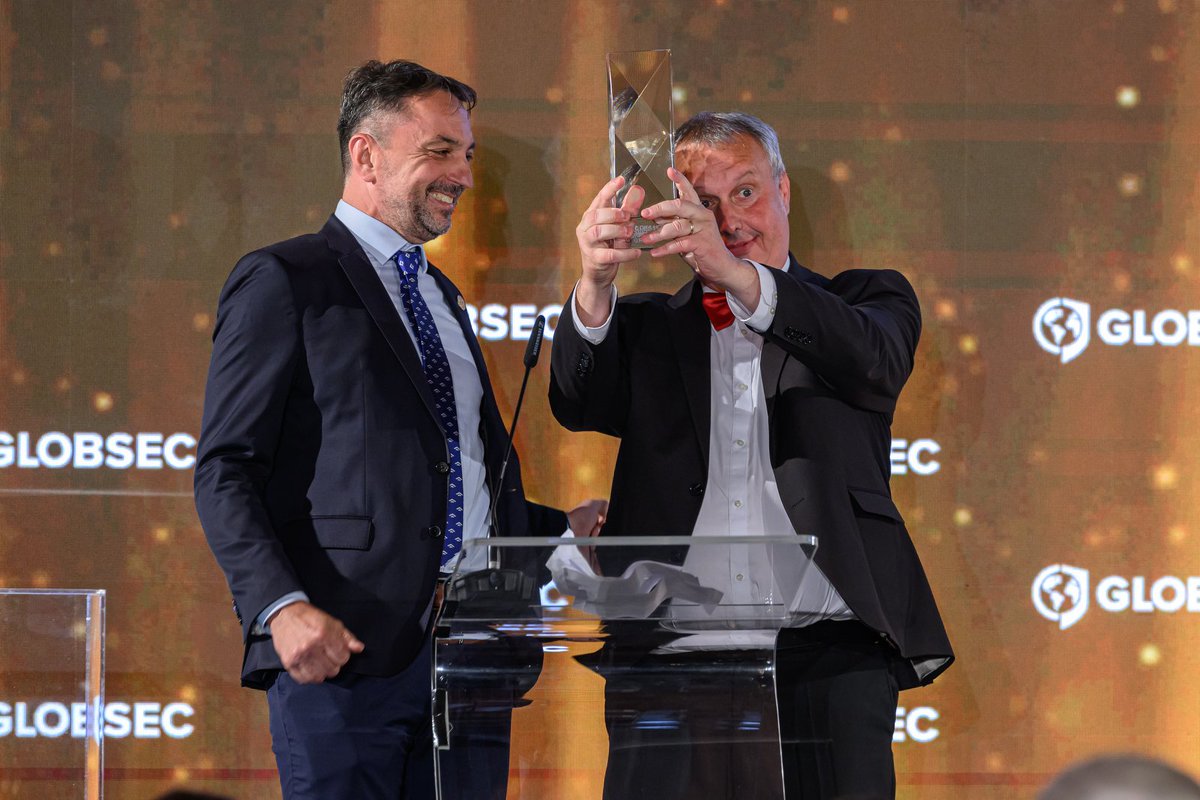 jagello2000's tweet image. Bylo nám ctí! Tomáš Pojar si během tradiční Globsec Award Ceremony na Globsec Forum 2025 v Praze převzal Czech and Slovak Transatlantic Award z rukou předsedy Jagello 2000, Zbyňka Pavlačíka.
Tomáš Pojar, poradce pro národní bezpečnost České republiky, byl oceněn za své…