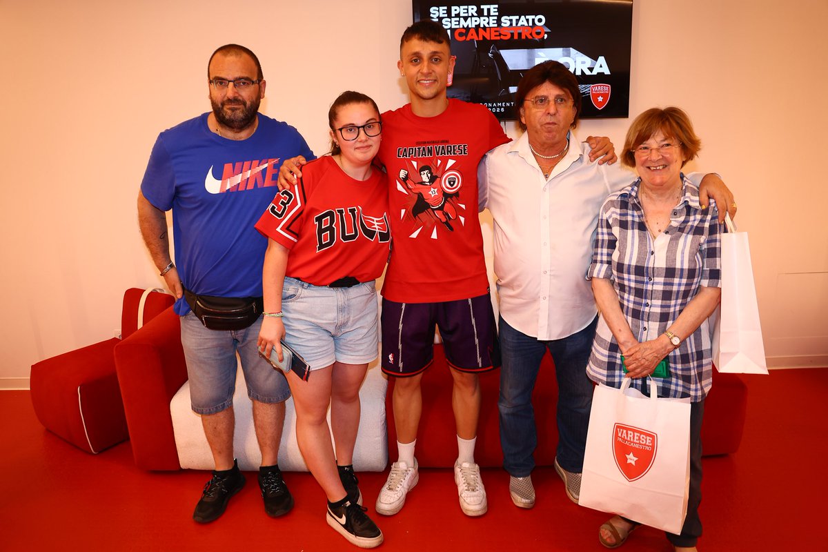 Sono Claudio Colombo, Marisa Schena, Francesco e Alessia Rota i tifosi che hanno sfidato il caldo di questo lunedì per aggiudicarsi le prime tessere e quindi il titolo di primi abbonati della stagione 2025-2026‼️

Grazie per il vostro affetto❤️

#NoiSiamoVarese #ÈOra