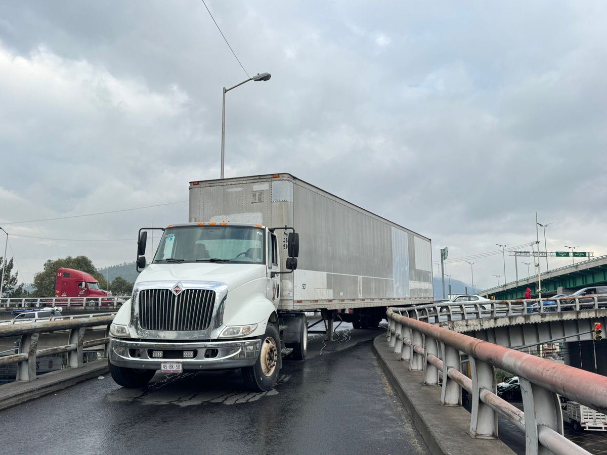Un #tráiler quedó #atorado en Av. Centenario y Río de los Remedios, provocando caos vial en el punto.  🚛