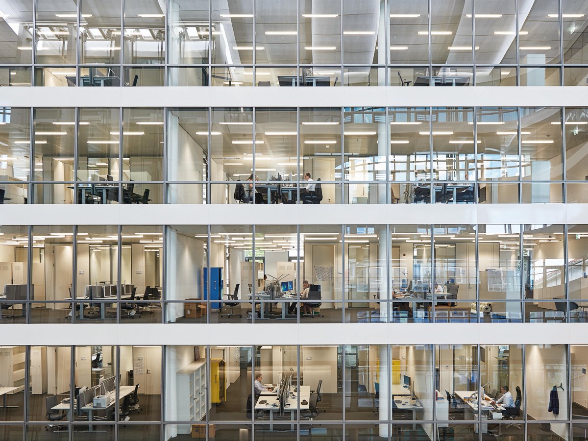 Welcome to Werner-von-Siemens-Straße! Our Munich HQ: 45,000m² of innovation space where 1,200 colleagues shape the future behind a stunning glass façade. #TeamSiemens