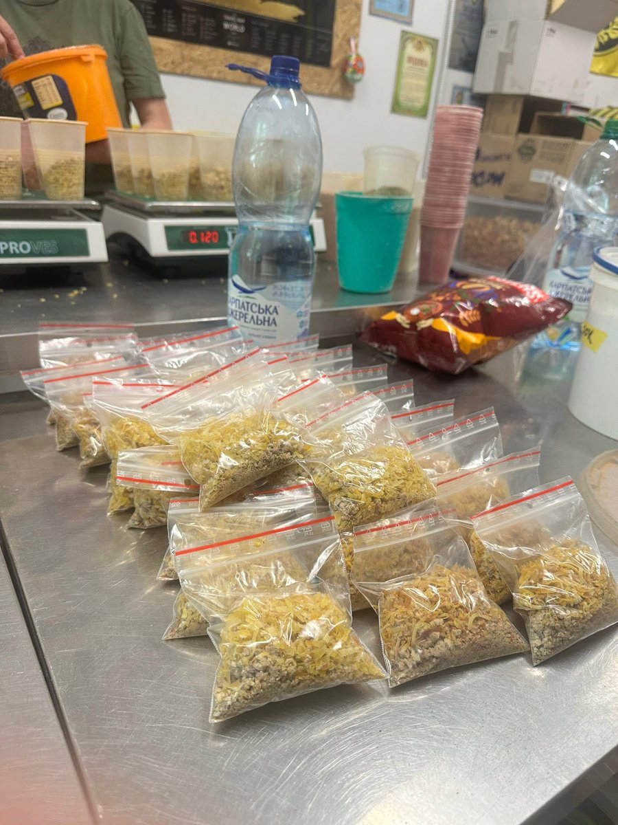 LVKitchen2014's tweet image. Yesterday our volunteer helpers made 1000 soups, and today they doubled it. With Canadian spirit and German efficiency, we got 2000 soups - all of them went to the fighters at the front. 3000 servings for the people who do the hardest work - defending their country 🇨🇦🇩🇪🇺🇦