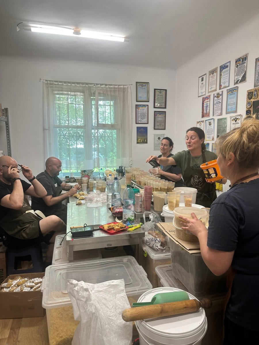 LVKitchen2014's tweet image. Yesterday our volunteer helpers made 1000 soups, and today they doubled it. With Canadian spirit and German efficiency, we got 2000 soups - all of them went to the fighters at the front. 3000 servings for the people who do the hardest work - defending their country 🇨🇦🇩🇪🇺🇦