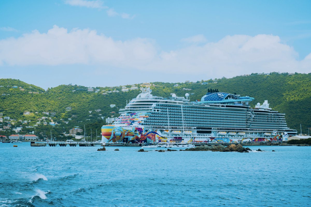 CruiseNorwegian's tweet photo. Let’s trade Monday meetings with island hopping in the Caribbean 😎 #CruiseNorwegian https://t.co/Tdch7CO1cy