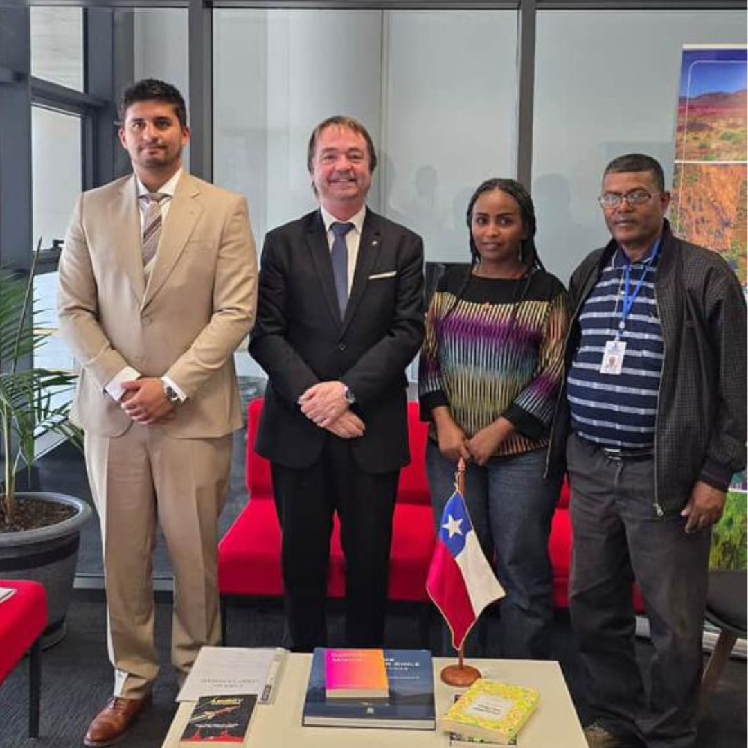 DIRAC (@diracchile) on Twitter photo 📕Por los 80 años de relaciones diplomáticas entre Chile y Etopía, y la conmemoración del aniversario del Premio Nobel otorgado a Gabriela Mistral, la <a href="/EmbChileEtiopia/">Embajada de Chile en Etiopía</a> donó una colección de libros de autores/as chilenos a la Biblioteca Abrehot👉encr.pw/4n6AR 📕Por los 80 años de relaciones diplomáticas entre Chile y Etopía, y la conmemoración del aniversario del Premio Nobel otorgado a Gabriela Mistral, la <a href="/EmbChileEtiopia/">Embajada de Chile en Etiopía</a> donó una colección de libros de autores/as chilenos a la Biblioteca Abrehot👉encr.pw/4n6AR