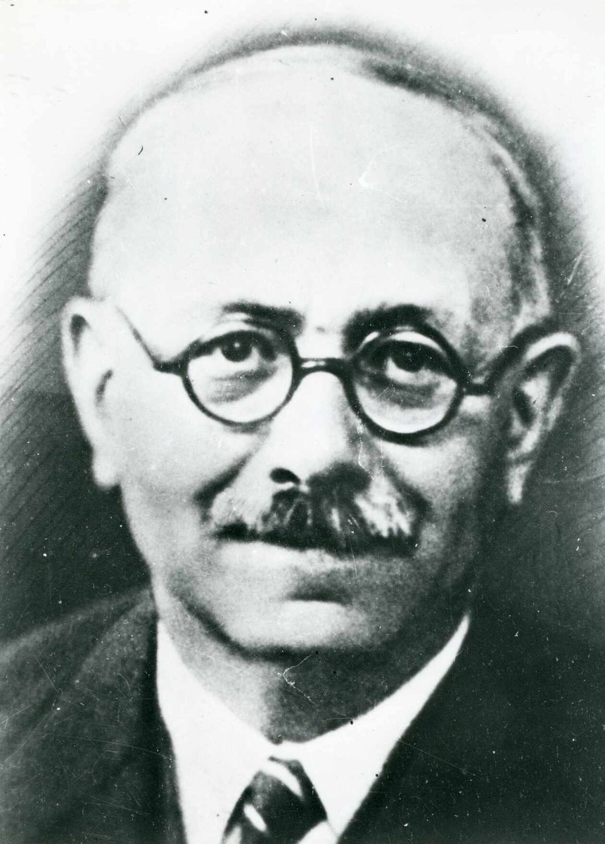Gaullisme_Fr's tweet photo. 🇫🇷 16 juin 1944, il y a 81 ans, Marc Bloch était fusillé par les Allemands. Après avoir décrit la faillite des élites, bouleversé par l’Occupation, le grand historien s’était engagé dans la Résistance au péril de sa vie, il écrit dans l'Étrange défaite : « La France demeurera, quoi qu’il arrive, la patrie dont je ne saurais déraciner mon cœur. J’y suis né, j’ai bu aux sources de sa culture, j’ai fait mien son passé, je ne respire bien que sous son ciel, et je me suis efforcé, à mon tour, de la défendre de mon mieux. »  

Et citons sa phrase si connue, si juste et si actuelle : « Il est deux catégories de Français qui ne comprendront jamais l’histoire de France, ceux qui refusent de vibrer au souvenir du sacre de Reims ; ceux qui lisent sans émotion le récit de la fête de la Fédération. »