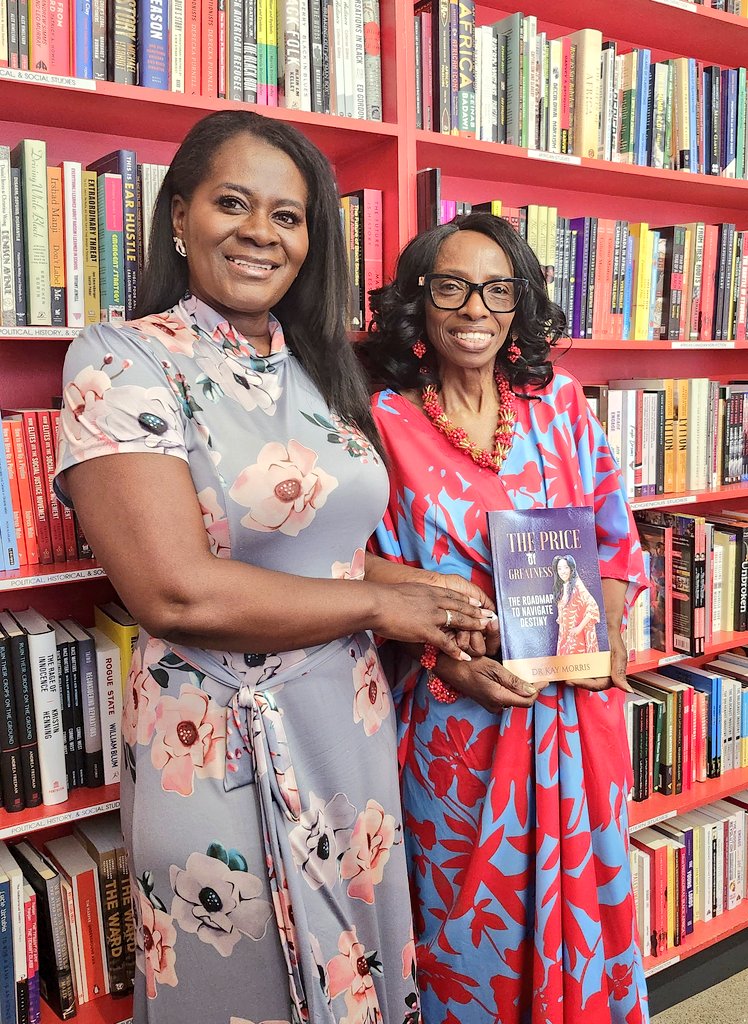 ADFRNTBooklist's tweet photo. 📚🚀 👑More from the launch of @kaymorris's #ThePriceofGreatness - advice for youth, thoughts on service, the book signing. Queen Andria, 🙏🏿for being the perfect host - graceful, inquisitive and a true champion of Kay's mission. To all who came - the familiar faces and new:💚💐📚 https://t.co/gZCyzjzzkx