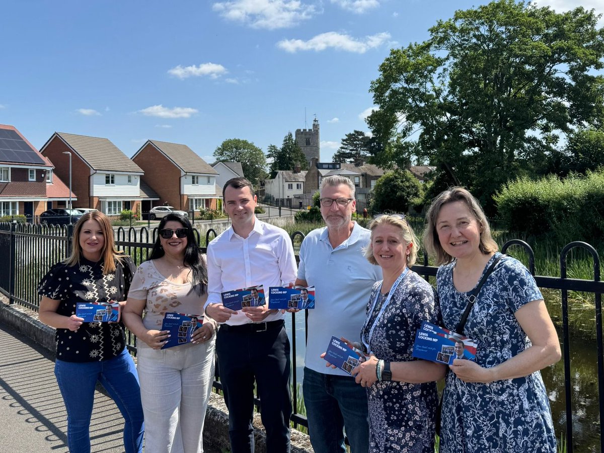 Fantastic morning speaking with residents in Bury Green today, with <a href="/BroxTories/">Broxbourne Conservatives</a> and local councillors.

Some great conversations and lots of issues to get working on.