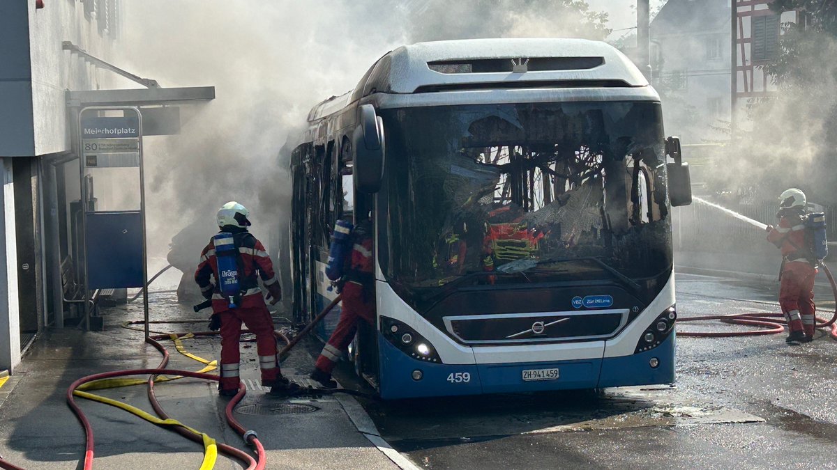 # Einsatz in Höngg: ein Bus ist am frühen Abend in Vollbrand geraten und komplett ausgebrannt.  Die Berufsfeuerwehr konnte den Brand löschen, es gab eine starke Rauchentwicklung, die Nachlöscharbeiten sind im Gange und dauern an. Es gab keine verletzten Personen.
