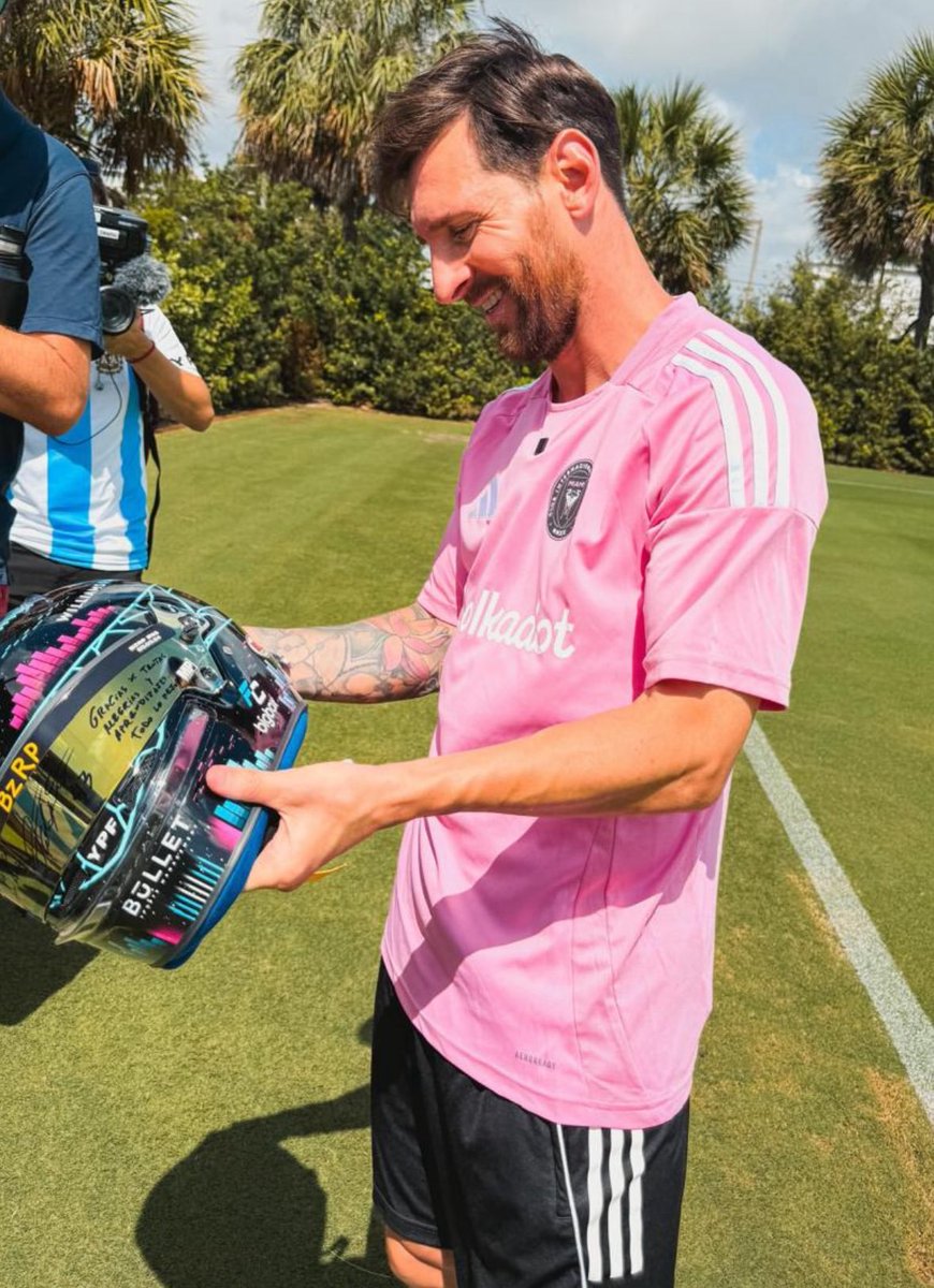 🔹Franco Colapinto le mandó uno de sus cascos de regalo a Lionel Messi.
🔹”Gracias por tantas alegrías y aprendizajes. Todo lo mejor”, le dedicó Franco a Lio.
🔹Más: ar.motor1.com/tag/franco-col…