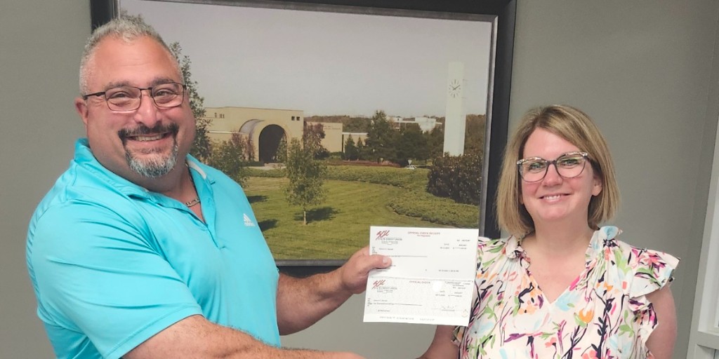 Congratulations to Ms. Darnell - this month’s winner of our $1,000 drawing, shown with Dan Graziano from our Greenville branch! Learn how you can be entered to win: ow.ly/aCRo50W8z0b   #WINTHATMONEY #STATECREDITUNION