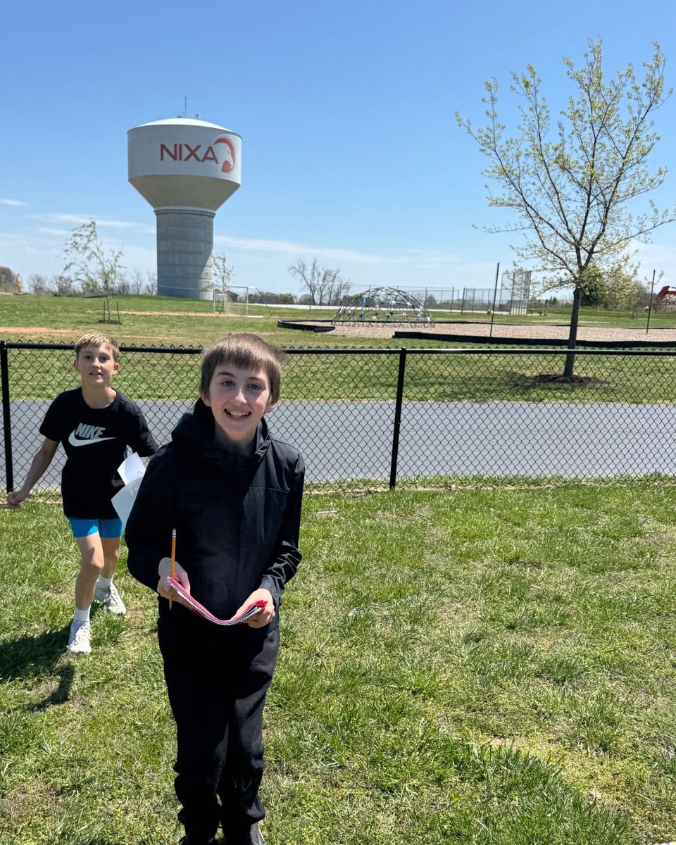 🥚 At Summit Intermediate, Ashley Bracker’s science class completed an egg hunt while answering questions all about eclipses. Students had to hop to each egg they found! 🌕