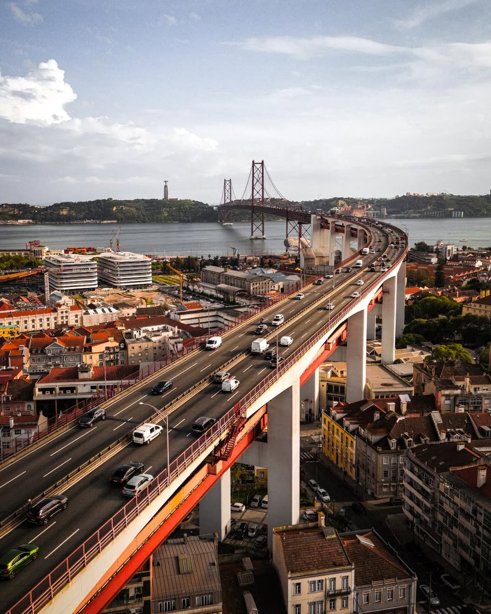 𝗗𝗶𝗱 𝘆𝗼𝘂 𝗸𝗻𝗼𝘄, on average, 50.000 visitors explore Lisbon every single day? ✨ From locals to tourists,  Lisbon's charm keeps travelers coming back.

#VisitLisboa 
visitlisboa.com 
📍 Ponte 25 de abril
📷  @curcio_drone_shots